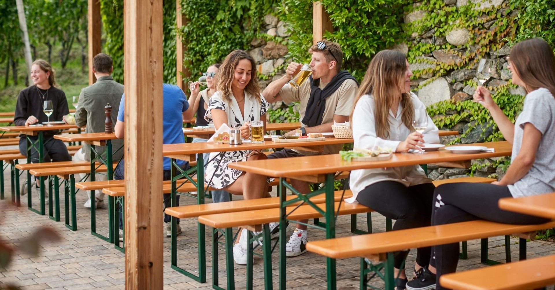 Scopri di più sull'articolo Set Tavolo e Panca Birreria a Noleggio: La Soluzione Perfetta per Eventi e Feste